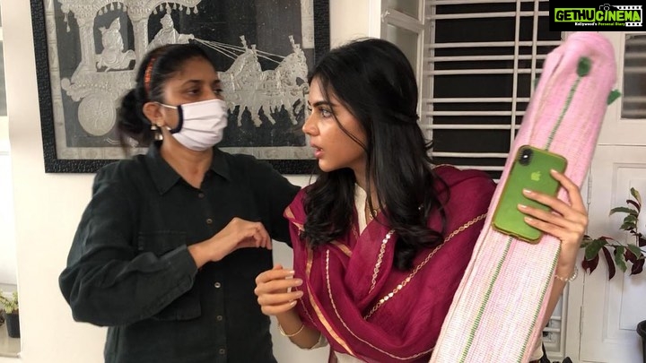 Kalyani Priyadarshan Instagram - When theres “COVID cuts” so your director is also your hairstylist 🤷🏻♀️ Seriously though, we had the time of our lives shooting this film. We somehow pulled it off during the lockdown and it means the world that people are loving it ♥️ For those who have yet to see it, watch it on @primevideoin this weekend! #puthampudhukaalai #ilamaiithoitho #sudhakongara @kalidas_jayaram @nikethbommi #jayaram #urvashi @gvprakash