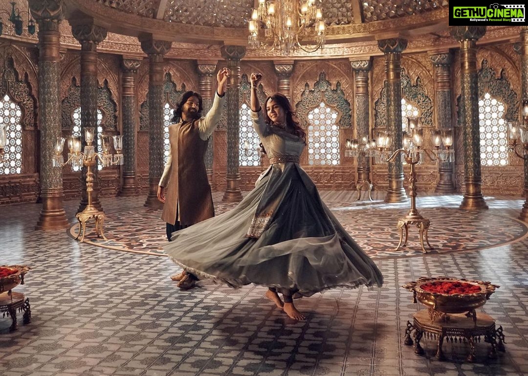 Kalyani Priyadarshan Instagram - Ahead of the film’s commercial release you’ve already managed to win hearts and awards @brinda_gopal Master. All my love and thanks to you for giving this beautiful song it’s visual soul. Can’t wait for people to see it. Always an honor to work with you. Congratulations for your FOURTH Kerala State Award @pranavmohanlal @prashannababu89 @leelavathi_kumar #keralastatefilmaward #bestchoreographyaward #marakkar #marakkararabikadalintesimham