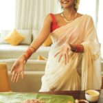 Kalyani Priyadarshan Instagram - Ta da! അങ്ങനെ, സദ്യക്ക് ആദ്യമായിട്ട് ഇലയിട്ട് വിളമ്പി 😎🍃💫 Happy onam! If sadhya is inside, serenity is outside Photostory : @tarunkoliyot Makeup : @chisellemakeupandhair