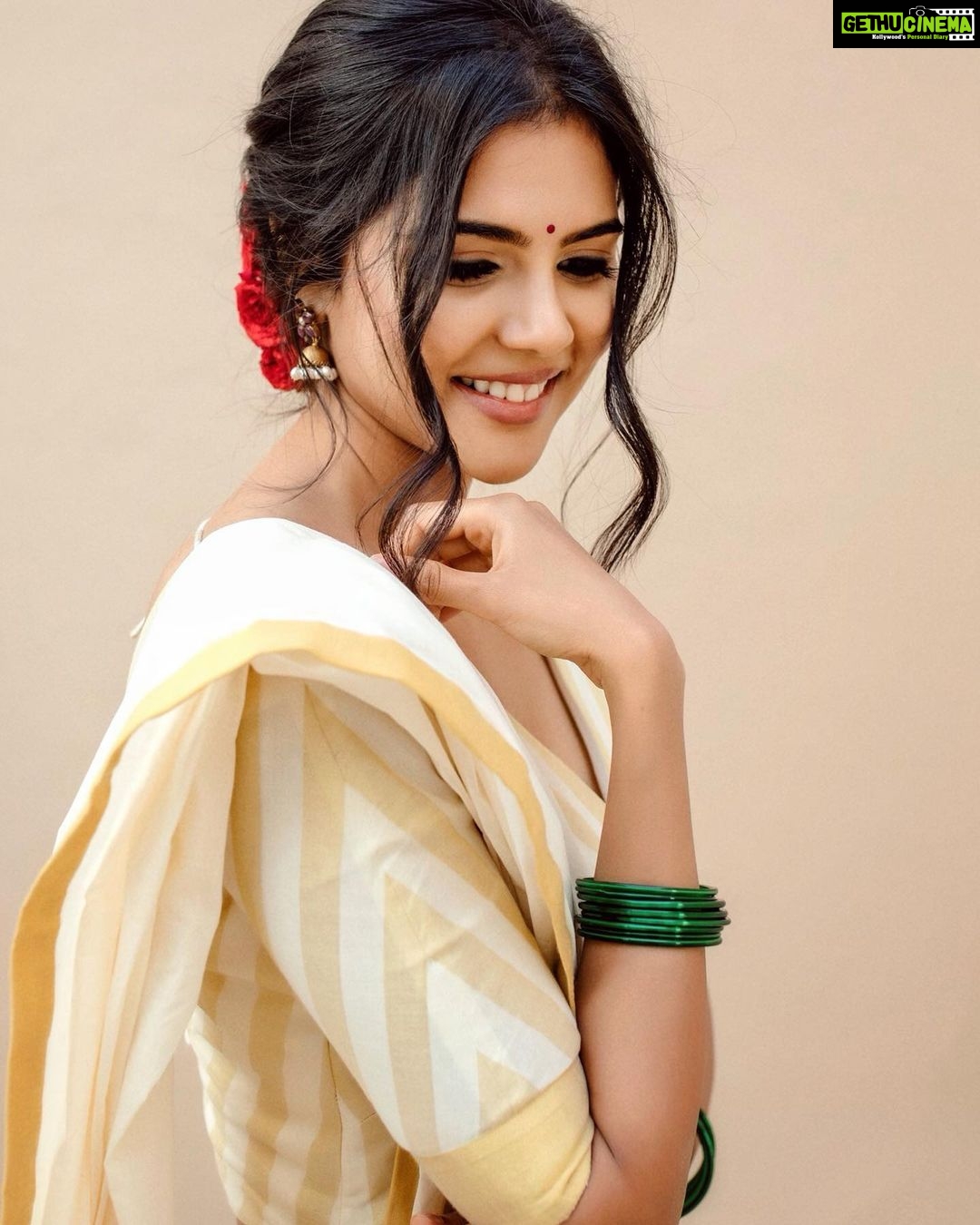 Koi nahi tere siva mera yahaan... on Tumblr: A traditional kerala saree;  with mullapoo (jasmine flowers) and simple gold jewellery.