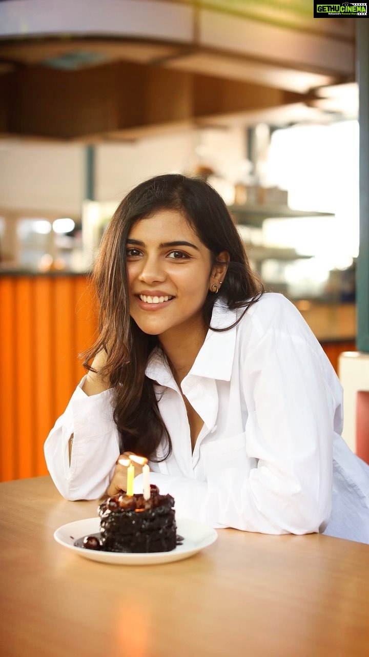 Kalyani Priyadarshan Instagram - Couldn’t help myself 🤷🏻♀️😄. Thank you for the 2 Million love ♥️🤗. Here’s hoping the insta fam grows bigger and stronger this year. So so grateful for all the love ☺️🥰 #2million