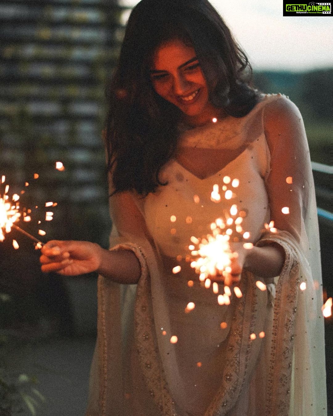 Kalyani Priyadarshan Instagram - #throwback to a Diwali where the word ‘Covid’ didn’t exist in our vocabularies ... This year despite everything that’s happening , I hope everyone manages to find their reason to smile and be hopeful for a better tomorrow. Have a happy (and safe) Diwali 🪔 📸 : @tarunkoliyot