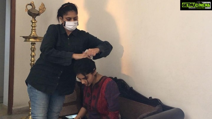 Kalyani Priyadarshan Instagram - When theres “COVID cuts” so your director is also your hairstylist 🤷🏻♀️ Seriously though, we had the time of our lives shooting this film. We somehow pulled it off during the lockdown and it means the world that people are loving it ♥️ For those who have yet to see it, watch it on @primevideoin this weekend! #puthampudhukaalai #ilamaiithoitho #sudhakongara @kalidas_jayaram @nikethbommi #jayaram #urvashi @gvprakash