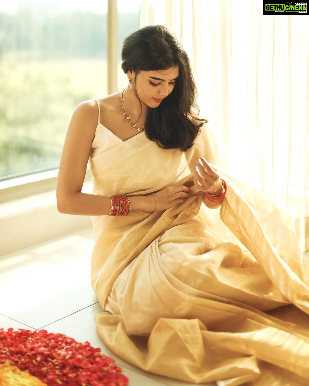 Kalyani Priyadarshan Instagram - Un pudavai mundhaanai saaindhadhil, indha bhoomi poo poothadhu... Sometimes Tamil lyrics suit a Mallu look ✨ Shot by nanban @tarunkoliyot Makeup @chisellemakeupandhair Special thanks to my ladies @poornimaindrajithofficial and @pallavi_85