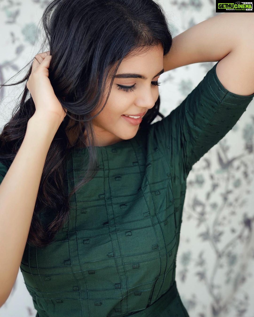 Kalyani Priyadarshan Instagram - 🕊🦚🦢 Shot by @kiransaphotography Outfit @alka.hari Makeup @chisellemakeupandhair Hair @voltstylebar