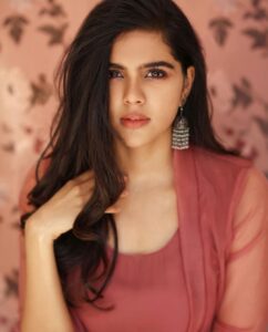 Kalyani Priyadarshan Instagram - 14.02.2020 Grihalaksmi Cover Shot by @tarunkoliyot 🌺 Outfit @rehanabasheerofficial 🦩 On set stylist @shruthimanjari 🌸 Makeup @chisellemakeupandhair 🌷 Special thanks to @pallavi_85 @sreeroop.s @suresh.selvarajan @sitarasuresh ♥️