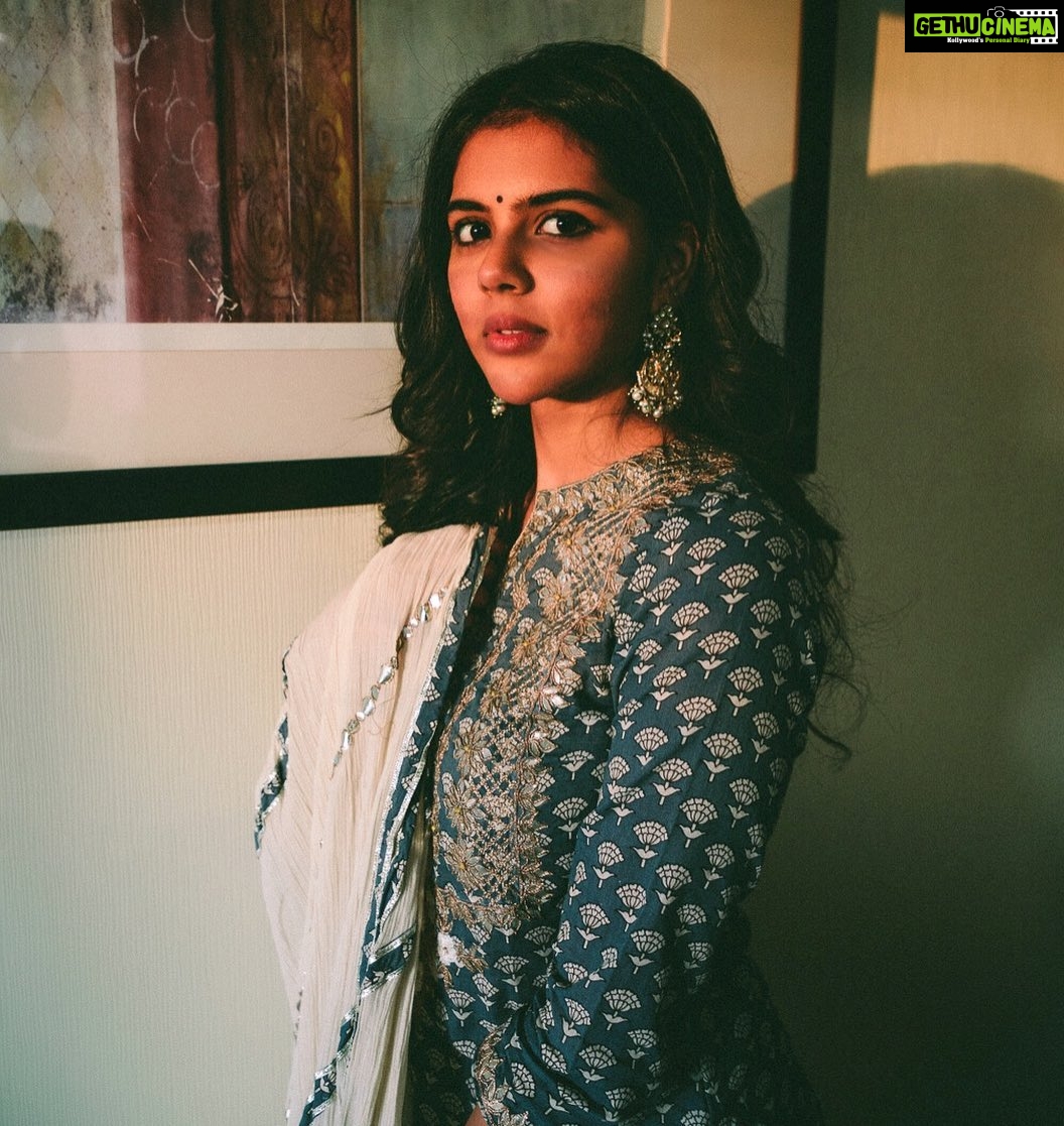 Kalyani Priyadarshan Instagram - Golden Hour or nothing 🧿 Outfit by @maisara.clothing Earrings by @maisarajewelry Fashion Stylist @styledbyindrakshi Shot by @rohitsabu Makeup by @moovendhar_makeup Hair by @hairbyrajabali Dubai-UAE