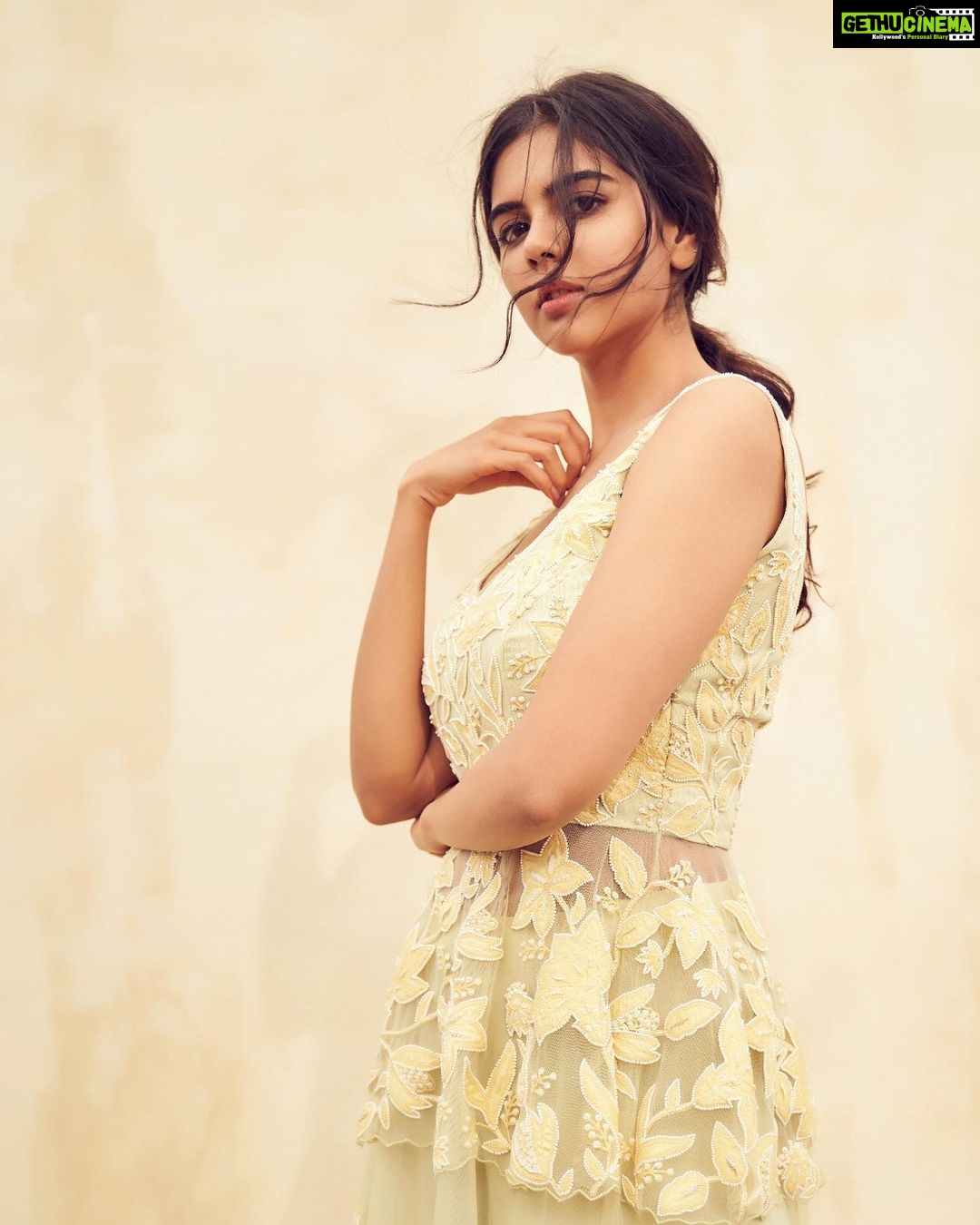 Kalyani Priyadarshan Instagram - 🍂🌻🍁 . . Outfit by @mishruofficial Shot by @eshaangirri Styled by @jukalker Assisted by @pratimajukalkar Makeup by @amitkagda Hair by @chinnahairstylist
