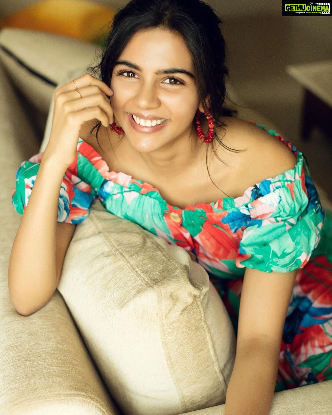 Kalyani Priyadarshan Instagram - Pro tip: Have people around to make you laugh a lot before an interview... . 📸 : @tarunkoliyot
