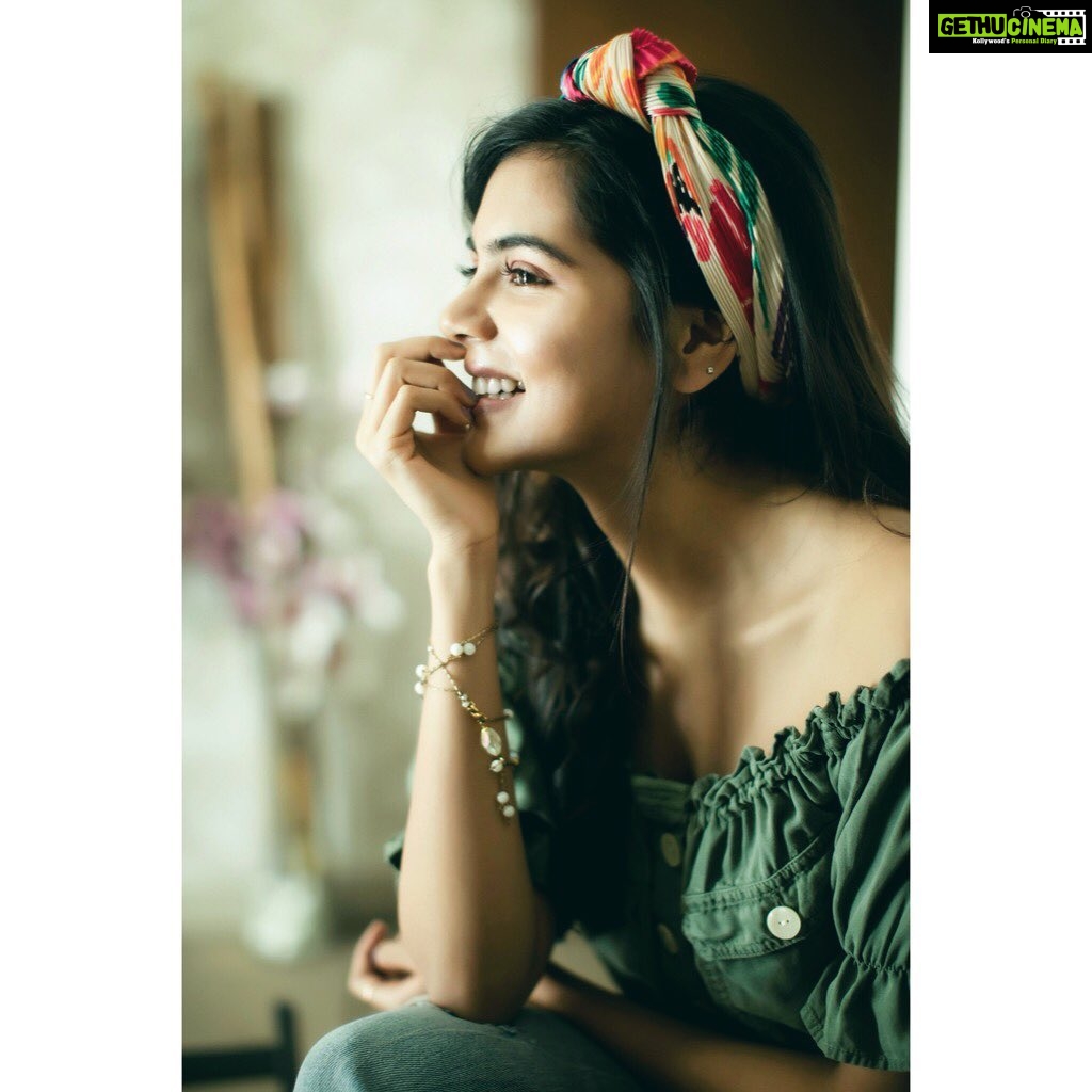 Kalyani Priyadarshan Instagram - Finally learnt how to tie a headband. Thank you @pinkylohar 😋