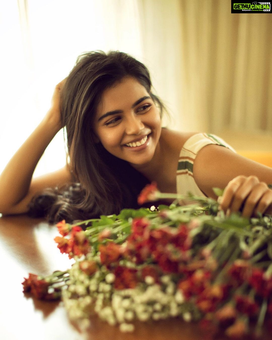 Kalyani Priyadarshan Instagram - Its a very ‘happy to be home post a hectic shoot after getting kissed by the summer sun’ mood. ☀️ . . . 📷 my nanban @tarunkoliyot (please come home again da. I’ll make food next time)