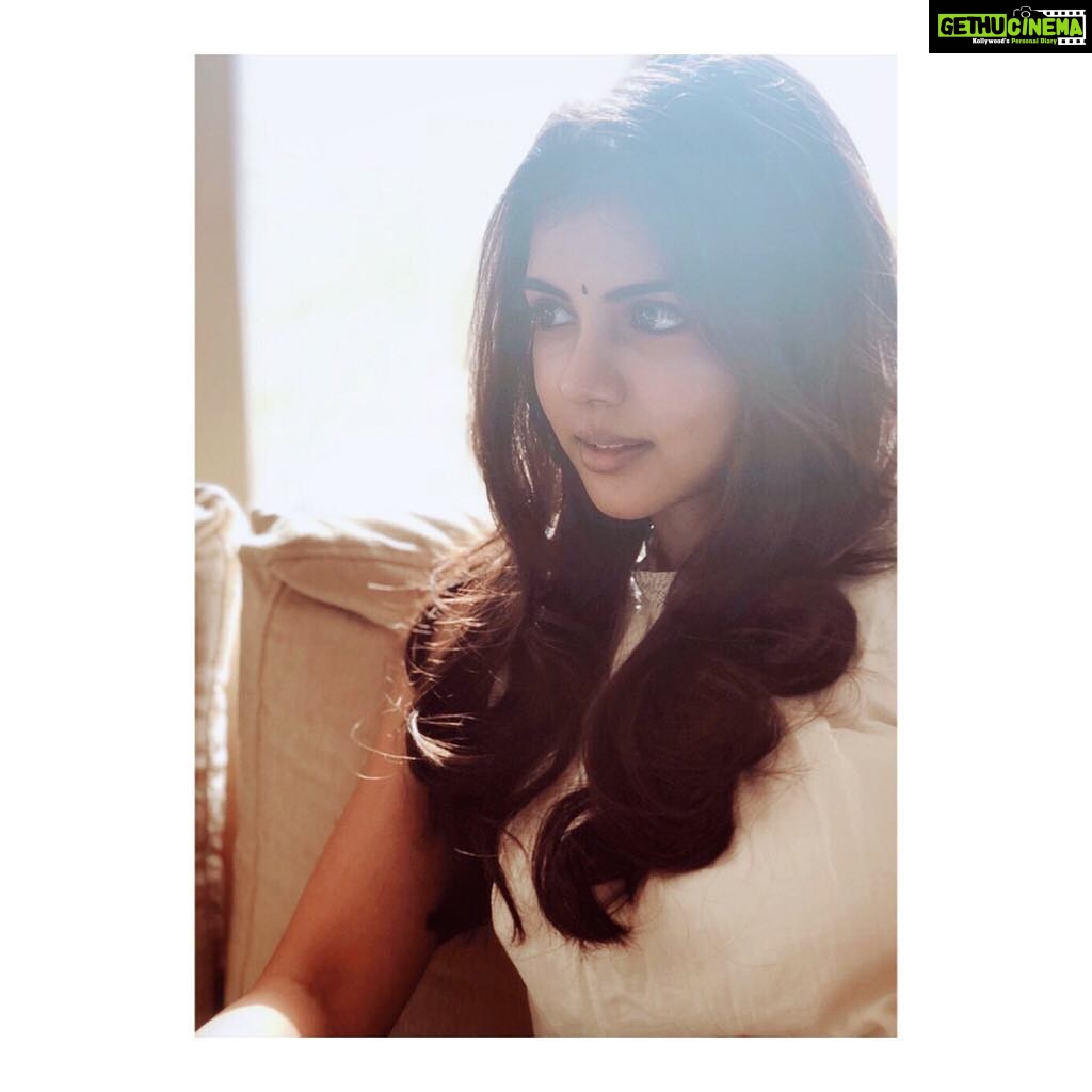 Kalyani Priyadarshan Instagram - Someone told me to caption this Evevo Kalalukanna 😝😝🙈