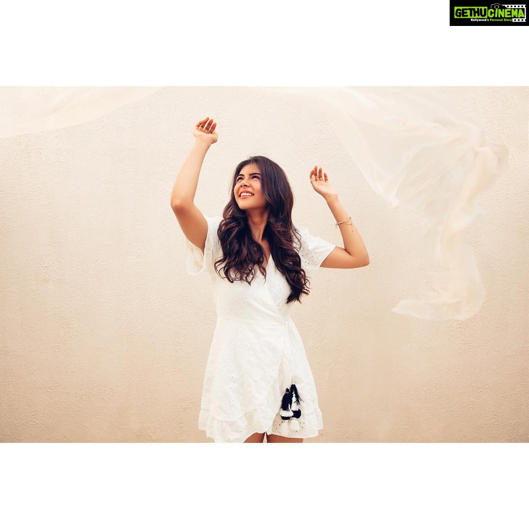 Kalyani Priyadarshan Instagram - They said she couldn't look up at the ray of light, that it was too bright for her. She only smiled at them, for she was the sun shine herself. -(Asked the talented @sp.ielberg what he thought about the picture and he sends me this π)