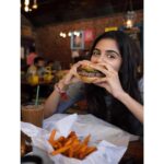 Kalyani Priyadarshan Instagram - That 20 minute walk to this place under the New York sun was totally worth it 🤤 #BrunchesOverCrunches Bareburger