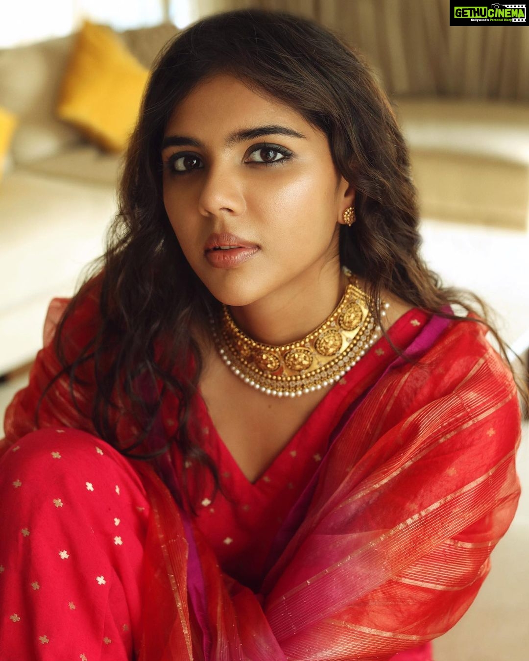 Kalyani Priyadarshan Instagram - Diwali. The festival of lights. A day of traditions. Celebrate it, own it, because you deserve it. Yes, you do. And let this festival be a celebration of all your achievements. The big ones and especially the small ones. Wear them on you like it's your own skin. Let it shine on you. Celebrate Diwali, celebrate you. . @kalyanjewellers_official #VedhaCollection #DiwaliwithKalyanJewellers