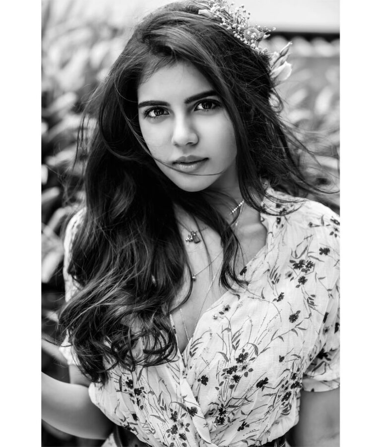 Kalyani Priyadarshan Instagram - There’s something really soothing about the simplicity of black and white . . . Photography: @tarunkoliyot Styling : @pallavi_85 Hair : @pinkylohar Art and Design: @bezinto