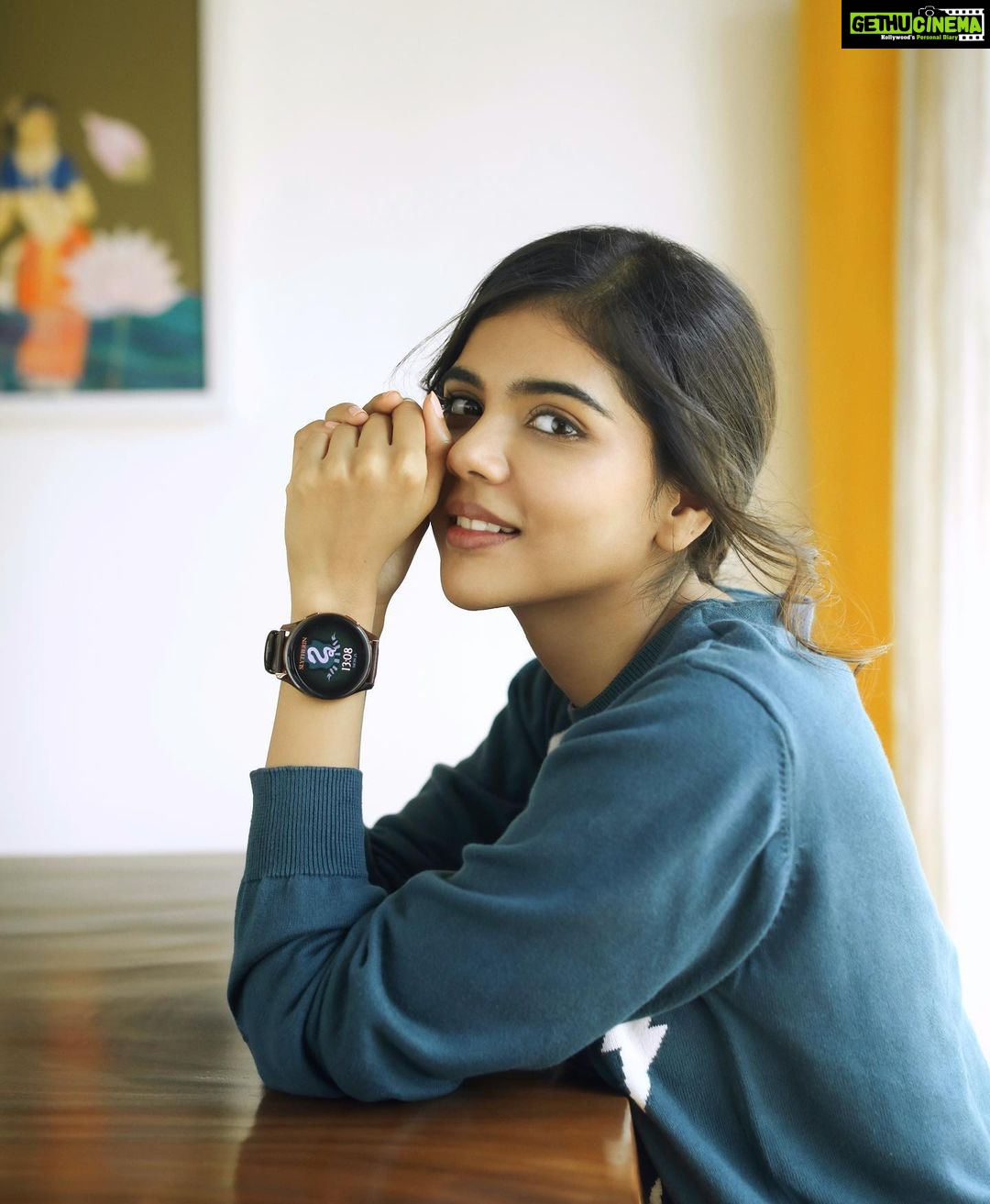 Kalyani Priyadarshan Instagram - Are you a Harry Potter fan? Who isn’t?! I think the OnePlus Harry Potter Limited Edition Watch is magical, and I am sure you will too! In Chennai, this one-of-a-kind watch can be purchased only at the Pondy Bazaar, VR Mall and Phoenix Market City OnePlus Experience Stores. While you’re there, don’t forget to catch the exciting Augmented Reality treasure hunt too! #SmartEverywear @oneplus_india