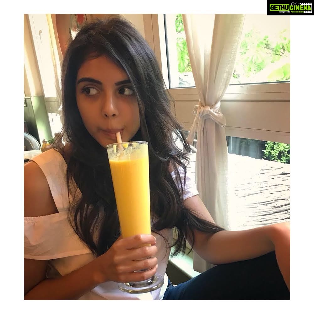 Kalyani Priyadarshan Instagram - When you slyly take a sip of your friend’s drink when they leave the table! #whileiwaitforfood #wheresmyfood #dietwhatdiet