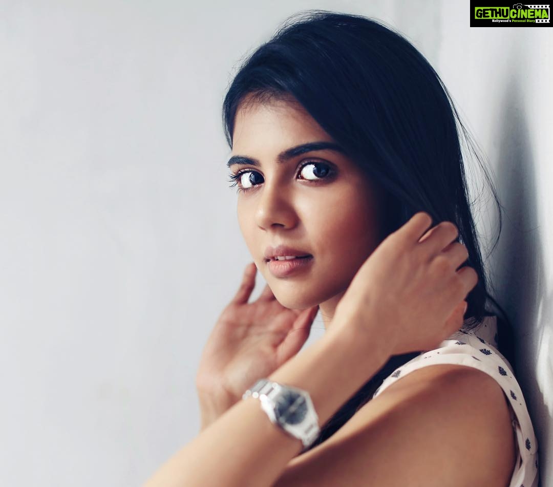Kalyani Priyadarshan Instagram - Luckily, I have such talented friends. Only @tarunkoliyot can make a random click where I have no makeup on look like this... imagine what he can do when he is in full on work mode #casualwednesdays #nomakeupnoworries #friendspromotefriends π