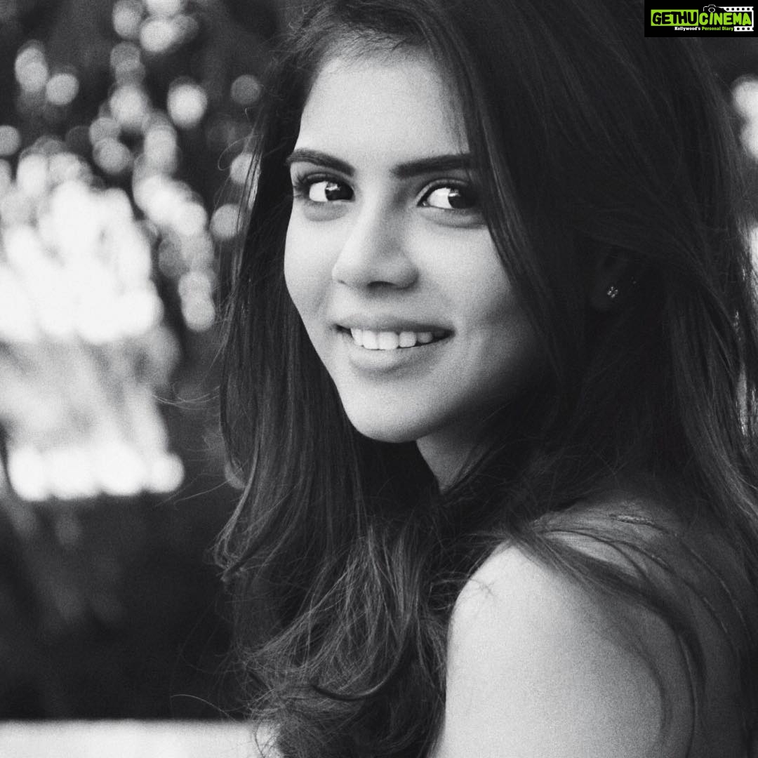 Kalyani Priyadarshan Instagram - ⚫️🌑⚪️😊