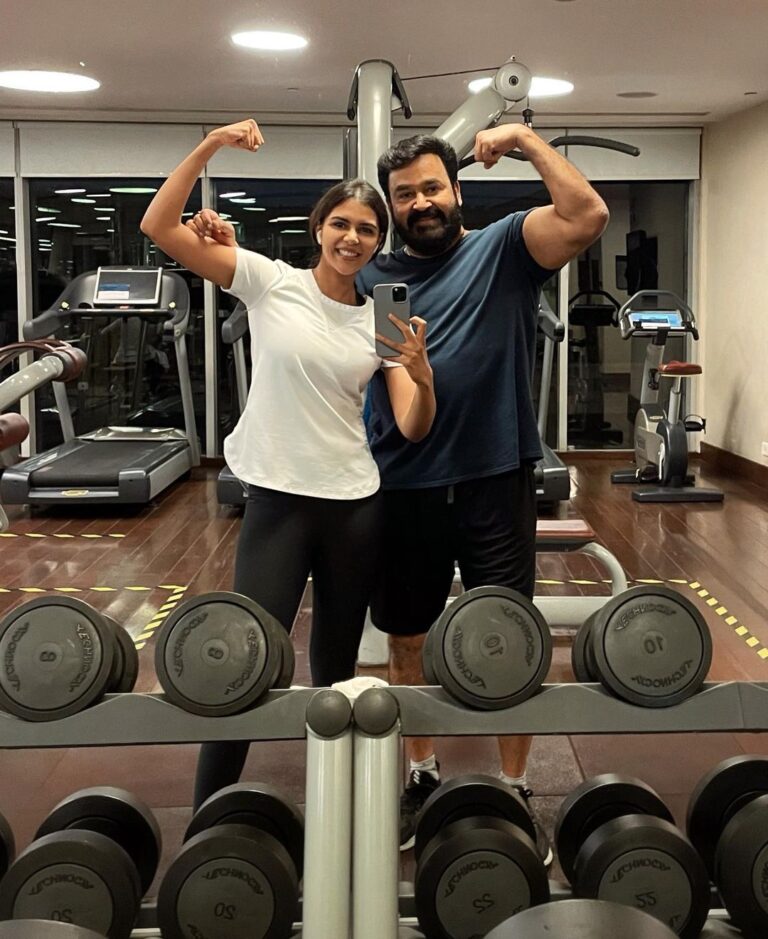 Kalyani Priyadarshan Instagram - His warm up alone was my entire workout 🤭