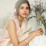 Kalyani Priyadarshan Instagram - Onam 2021 🤍🌸 Photography: @tarunkoliyot Florist: @the.floralcollective Styling: @pallavi_85 Jewelry : @kalyanjewellers_official Wearing: @sundari_silks @raw_mango Makeup: @chisellemakeupandhair Hair: @pinkylohar #onam