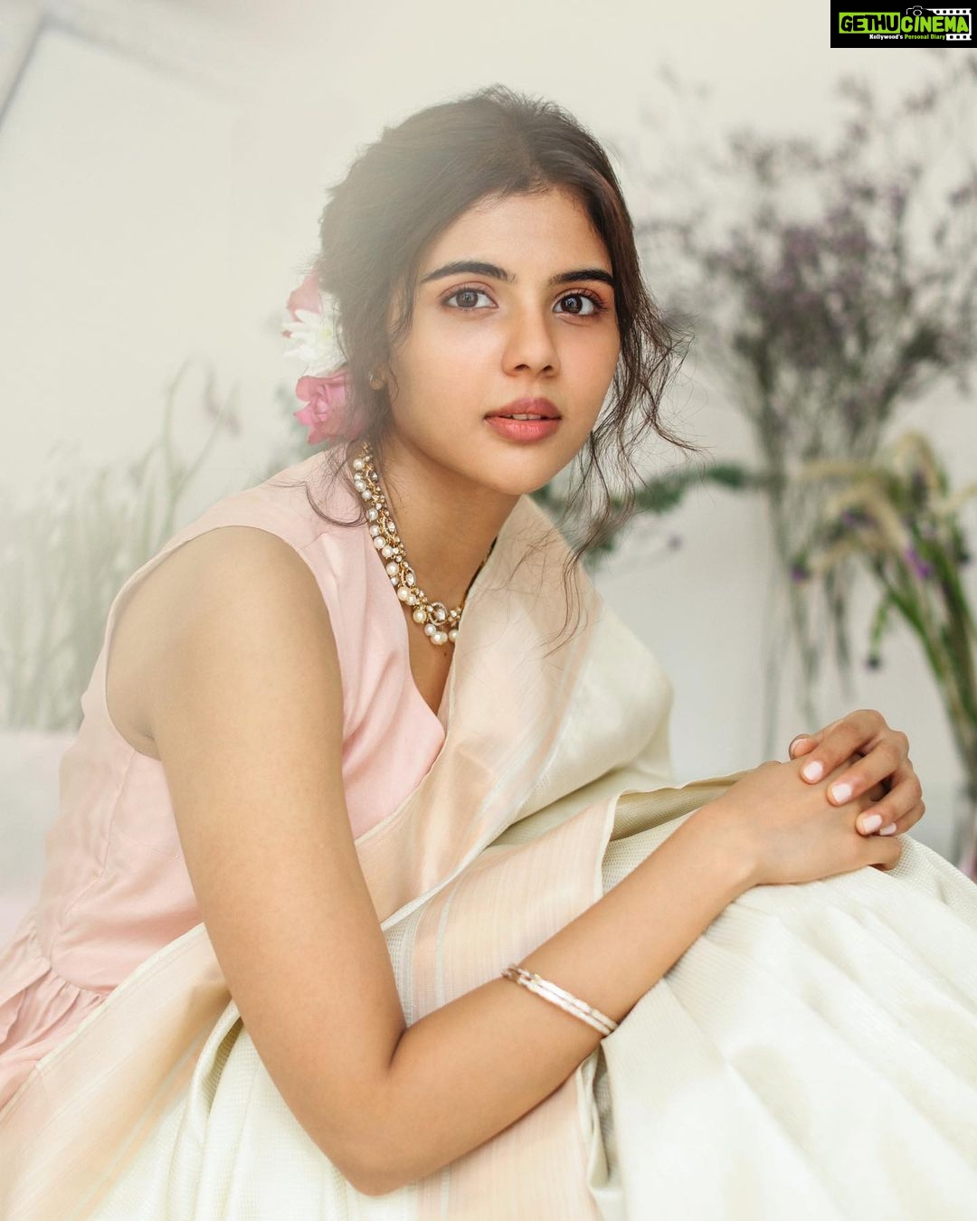 Kalyani Priyadarshan Instagram - Onam 2021 🤍🌸 Photography: @tarunkoliyot Florist: @the.floralcollective Styling: @pallavi_85 Jewelry : @kalyanjewellers_official Wearing: @sundari_silks @raw_mango Makeup: @chisellemakeupandhair Hair: @pinkylohar #onam