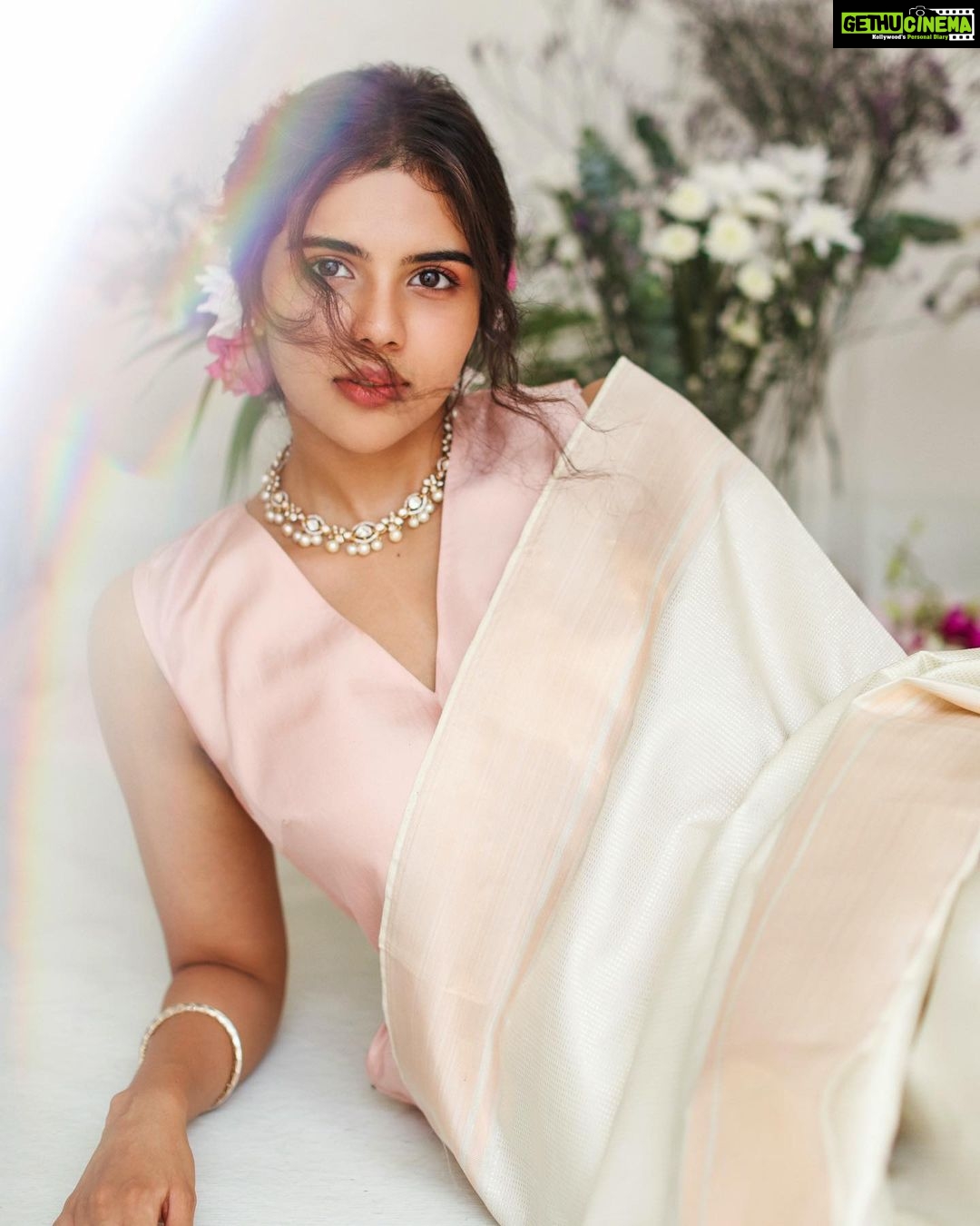 Kalyani Priyadarshan Instagram - ๐ธ๐ธ๐ธ Photography: @tarunkoliyot Florist: @the.floralcollective Styling: @pallavi_85 Necklace: @kalyanjewellers_official Wearing: @sundari_silks @raw_mango Makeup: @chisellemakeupandhair Hair: @pinkylohar