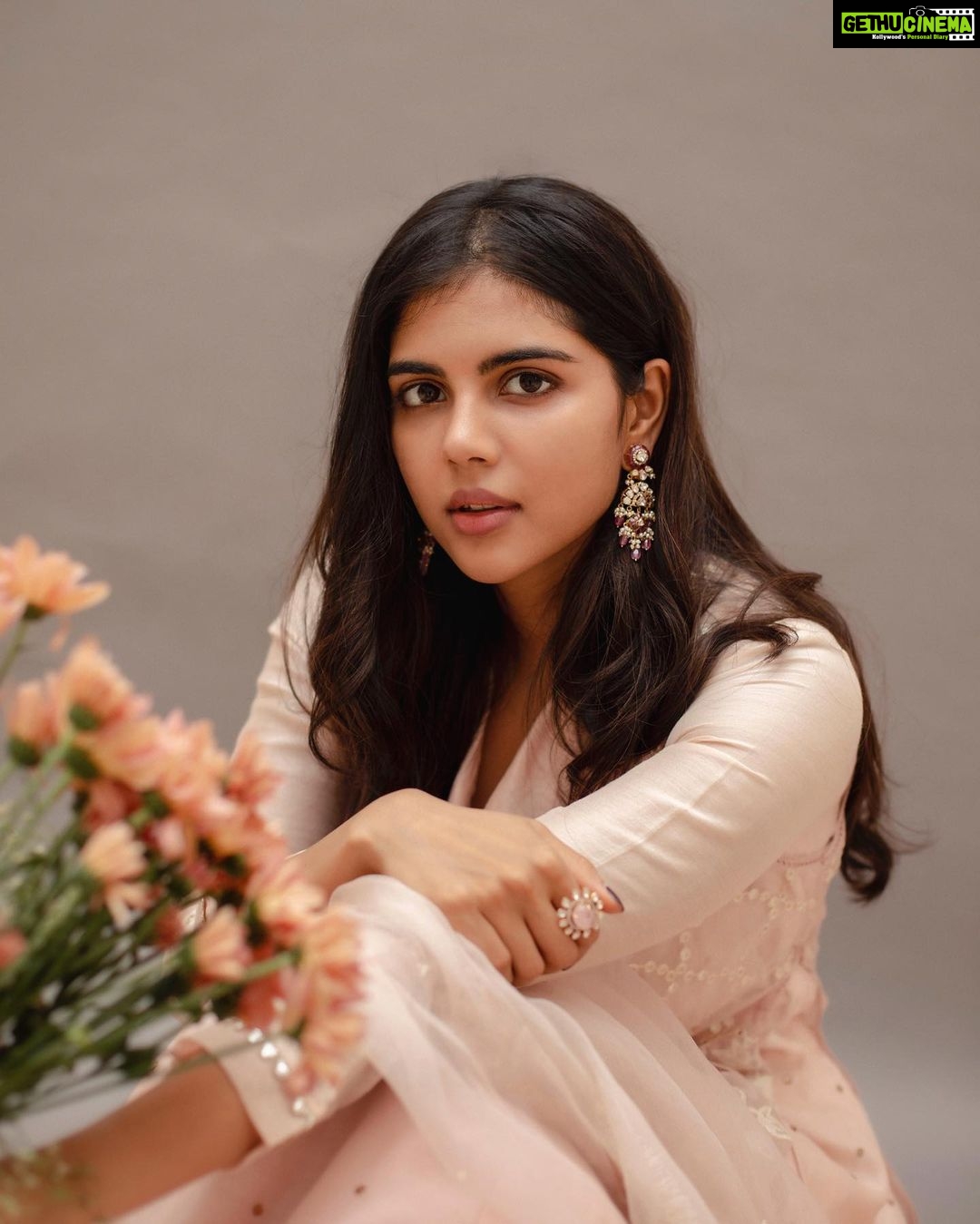 Kalyani Priyadarshan Instagram - Taking a moment during this post to say thank you to everyone who made this a 3 Million Instagram family! ☺️🥰♥️ Shot by : @kiransaphotography Styled by: @nikhitaniranjan Outfit: @devnaagri Jewellery: @kalyanjewellers_official And a special thank you for the perfect flowers gifted by @the.floralcollective #3million #thankyou