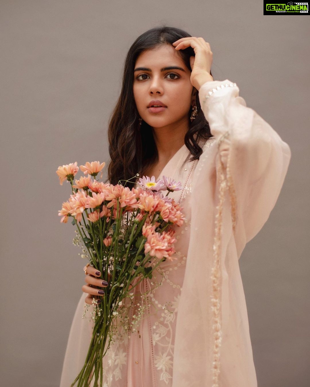 Kalyani Priyadarshan Instagram - Taking a moment during this post to say thank you to everyone who made this a 3 Million Instagram family! ☺️🥰♥️ Shot by : @kiransaphotography Styled by: @nikhitaniranjan Outfit: @devnaagri Jewellery: @kalyanjewellers_official And a special thank you for the perfect flowers gifted by @the.floralcollective #3million #thankyou