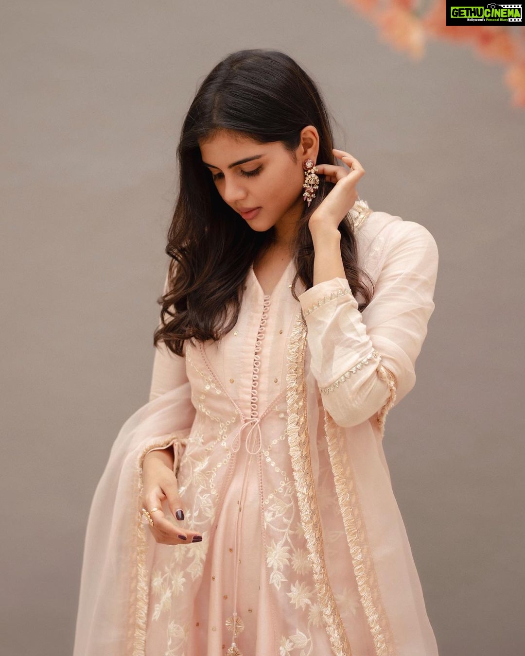 Kalyani Priyadarshan Instagram - Taking a moment during this post to say thank you to everyone who made this a 3 Million Instagram family! ☺️🥰♥️ Shot by : @kiransaphotography Styled by: @nikhitaniranjan Outfit: @devnaagri Jewellery: @kalyanjewellers_official And a special thank you for the perfect flowers gifted by @the.floralcollective #3million #thankyou