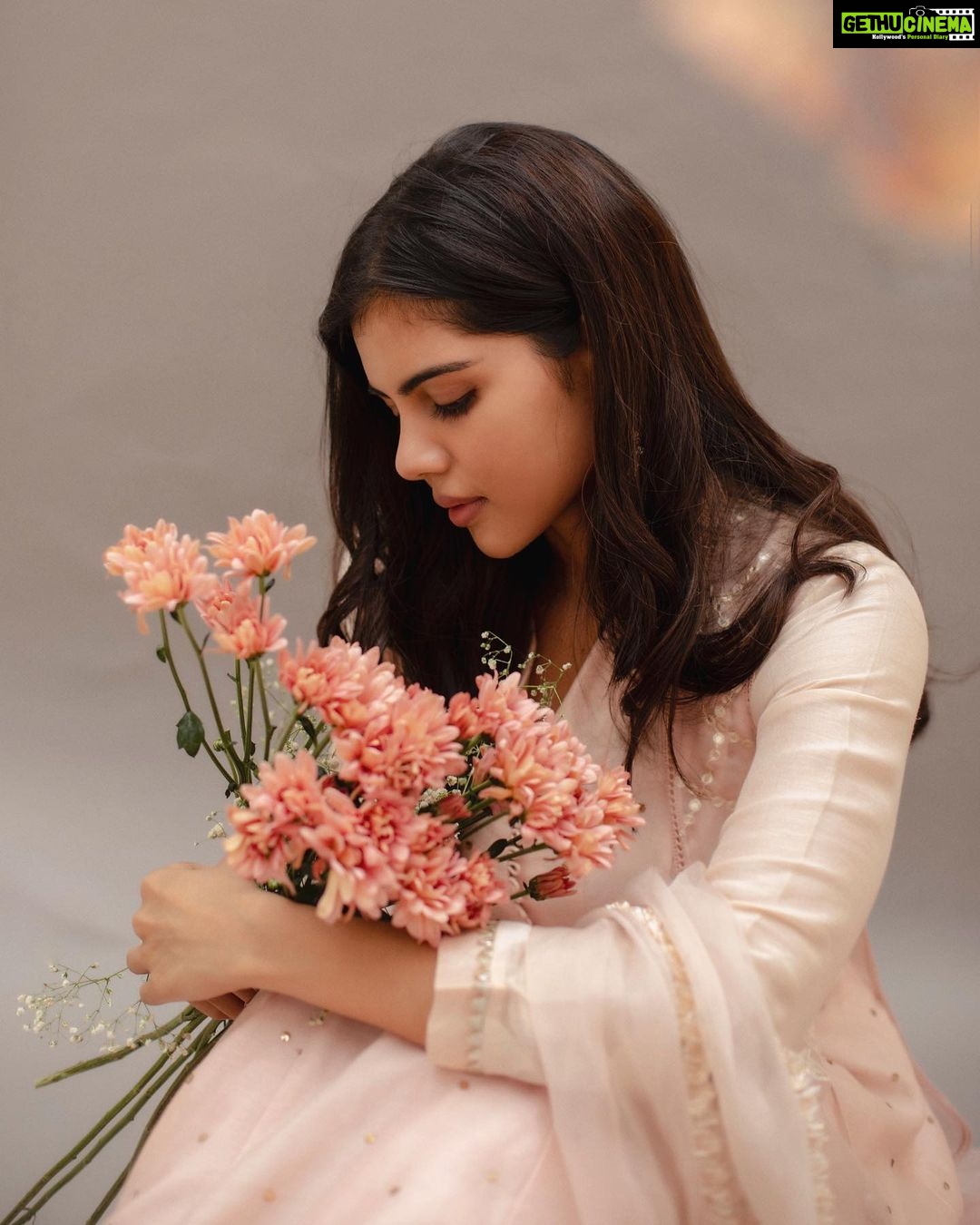 Kalyani Priyadarshan Instagram - Taking a moment during this post to say thank you to everyone who made this a 3 Million Instagram family! ☺️🥰♥️ Shot by : @kiransaphotography Styled by: @nikhitaniranjan Outfit: @devnaagri Jewellery: @kalyanjewellers_official And a special thank you for the perfect flowers gifted by @the.floralcollective #3million #thankyou