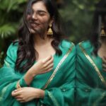 Kalyani Priyadarshan Instagram - Me: "Mirror mirror on the wall, who's the prettiest, funniest and coolest of them all?" Them: "Umm that's a glass window" Me: "oh ok 😶" . . Shot by @kiransaphotography Styled by @nikhitaniranjan Outfit @picchika Jewelry @kalyanjewellers_official
