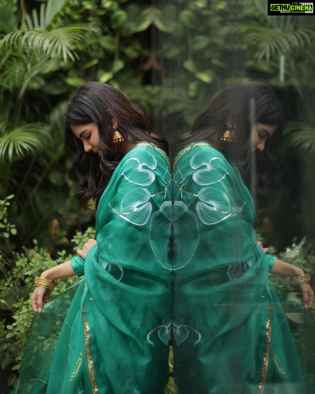 Kalyani Priyadarshan Instagram - Me: "Mirror mirror on the wall, who's the prettiest, funniest and coolest of them all?" Them: "Umm that's a glass window" Me: "oh ok 😶" . . Shot by @kiransaphotography Styled by @nikhitaniranjan Outfit @picchika Jewelry @kalyanjewellers_official