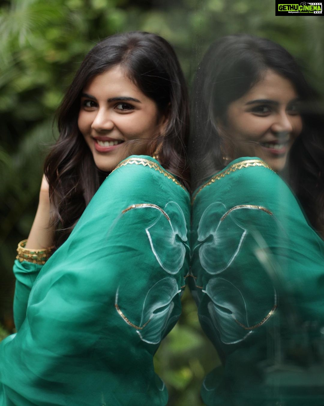 Kalyani Priyadarshan Instagram - Me: "Mirror mirror on the wall, who's the prettiest, funniest and coolest of them all?" Them: "Umm that's a glass window" Me: "oh ok 😶" . . Shot by @kiransaphotography Styled by @nikhitaniranjan Outfit @picchika Jewelry @kalyanjewellers_official