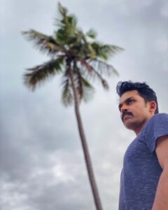 Karthi Instagram - Best candid pictures are taken by life partners…😊 Don’t remember what I was thinking. 

Shot by: Ranjini