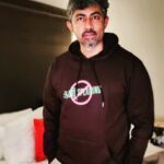 Karthik Kumar Instagram - Hoodie is my favourite item of clothing, even in Chennai!! It helps me forget my thoppai / it helps me hide myself when around too many people / it makes me look busy as if I’m going to the gym, even if I am eating a masala dosai. Pick up #aansplaining Merch at @madras_merch_market #hoodie #genderfluid #genderequality