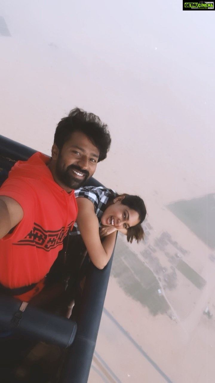 Keerthi shanthanu Instagram - One Reel 🔁Different Endings 😍 Watch @kikivijay11 ‘s to know more 💛 @gtholidays.in thank u for this experience 💛 #instagood #instagram #insta #instagram #uae #dubai #dubai🇦🇪 #hotairballoon #intheair #love #loveintheair #desert #highinthesky #sky #dubaisky #skyphotography #instagramreels #instareels