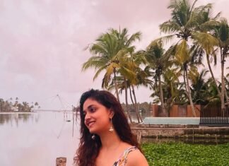 Keerthy Suresh Instagram - Gods own country, and my own people! #postweddingbash