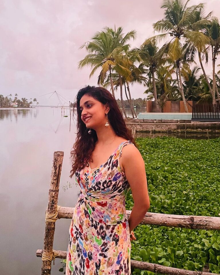 Keerthy Suresh Instagram - Gods own country, and my own people! #postweddingbash
