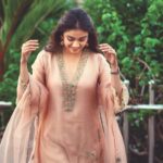 Keerthy Suresh Instagram - Feeling peachy ✨ #WeddingFeels @rajiramniq @vandafashionagency @amrapalijewels @amethystchennai @archamehta @ruchi.munoth @kiransaphotography @niyati_kothari @tinamukharjee