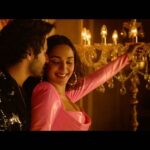 Kiara Advani Instagram - #Duppata is OUT NOW, grab your dance partner and it’s time to groove! 💃🏻🕺 @karanjohar @apoorva1972 @ajit_andhare @anilskapoor @neetu54 @varundvn @manieshpaul @mostlysane @_iamelnaaz_ @raj_a_mehta @rishiwrites @thediesby @shreyasharma_official @thechapter6ix @azeemdayani @adil_choreographer @dharmamovies @viacom18studios @tseries.official