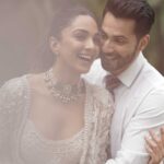Kiara Advani Instagram - #NainTaHeere from me to you 🎤🤍 Loved this song from the moment I heard it, so I tried singing this for you guys🥰❤️ Who is your #NainTaHeere send in your reels 🤗
