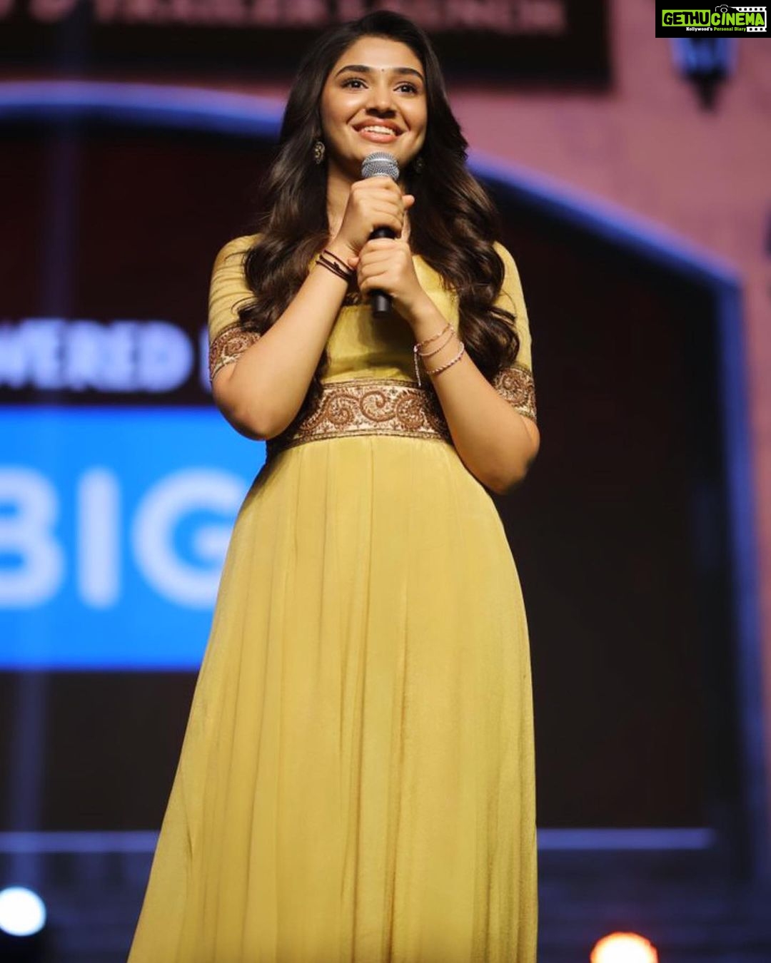 Krithi Shetty Instagram - the smile YOU bring to my face 🤗💛 • • For #shyamsingharoy trailer launch Outfit by @archithanarayanamofficial Styled by @ashwin_ash1 asst by @vid_vidya Hair @hairbyvenky Makeup @chaks_makeup