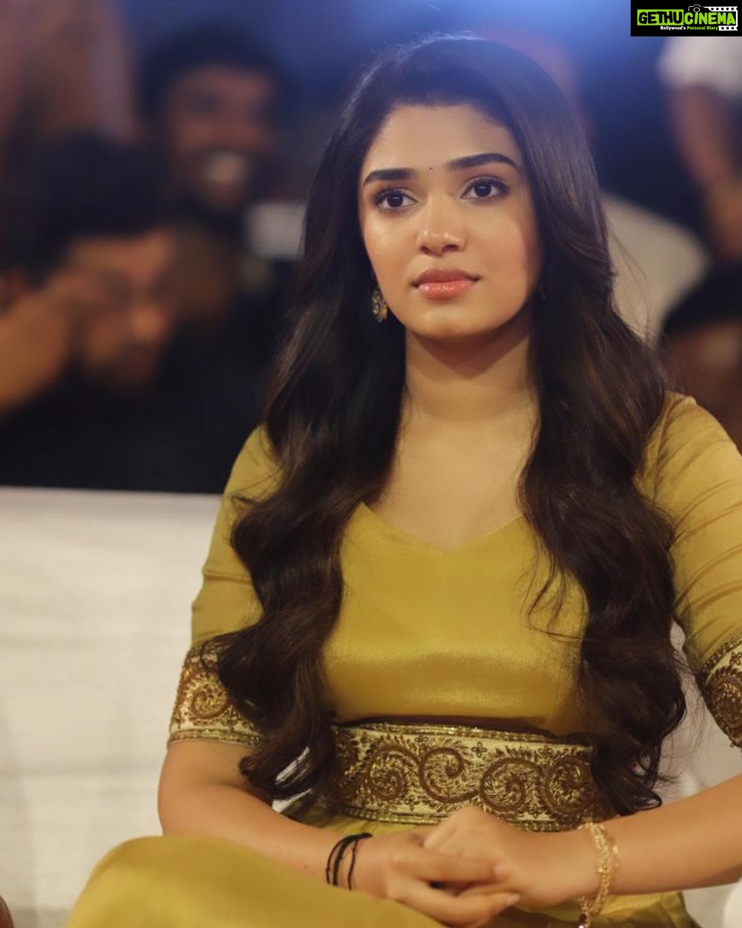 Krithi Shetty Instagram - the smile YOU bring to my face 🤗💛 • • For #shyamsingharoy trailer launch Outfit by @archithanarayanamofficial Styled by @ashwin_ash1 asst by @vid_vidya Hair @hairbyvenky Makeup @chaks_makeup