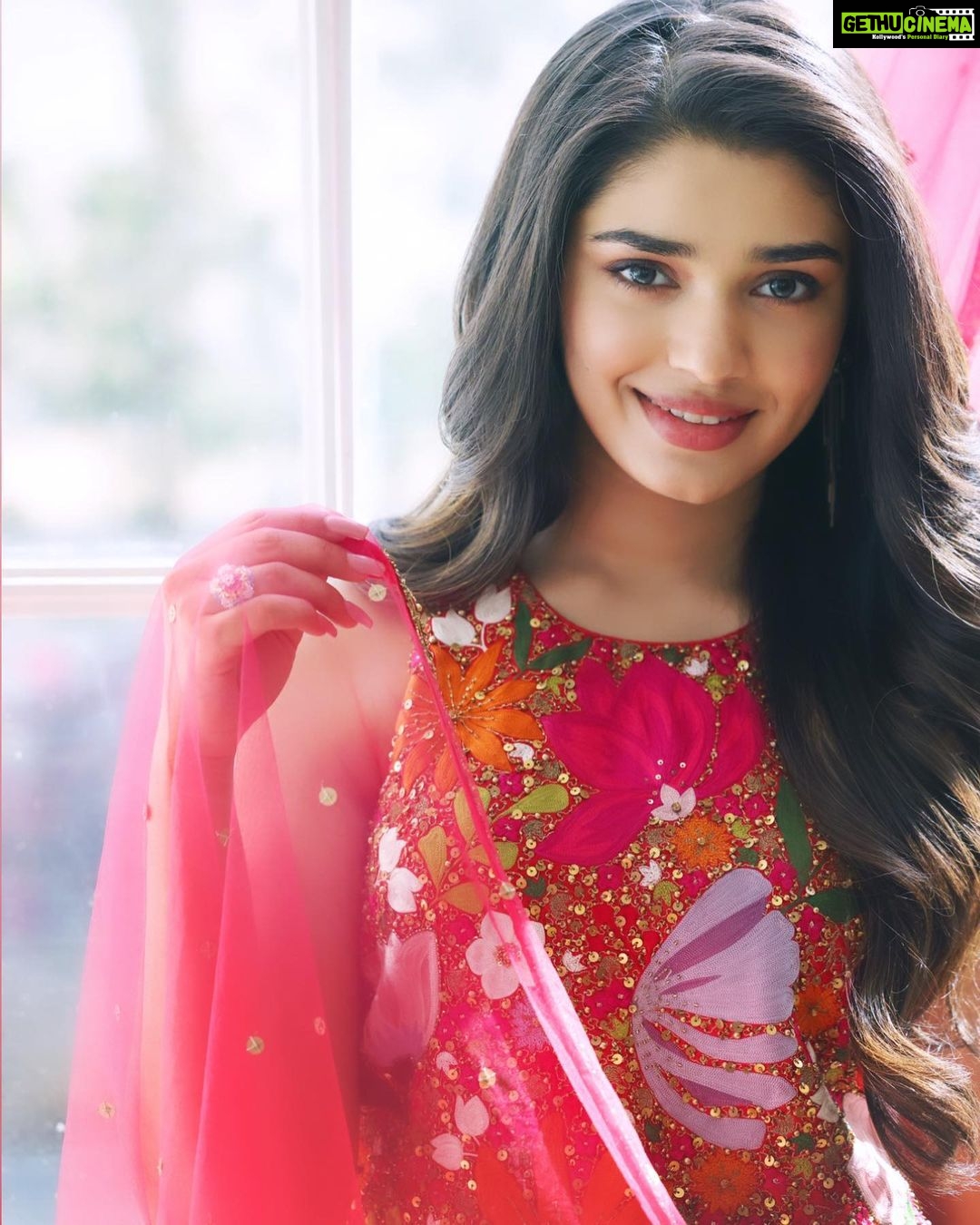 Krithi Shetty Instagram - #smile ❤️ Sending you all love and positivity ✨