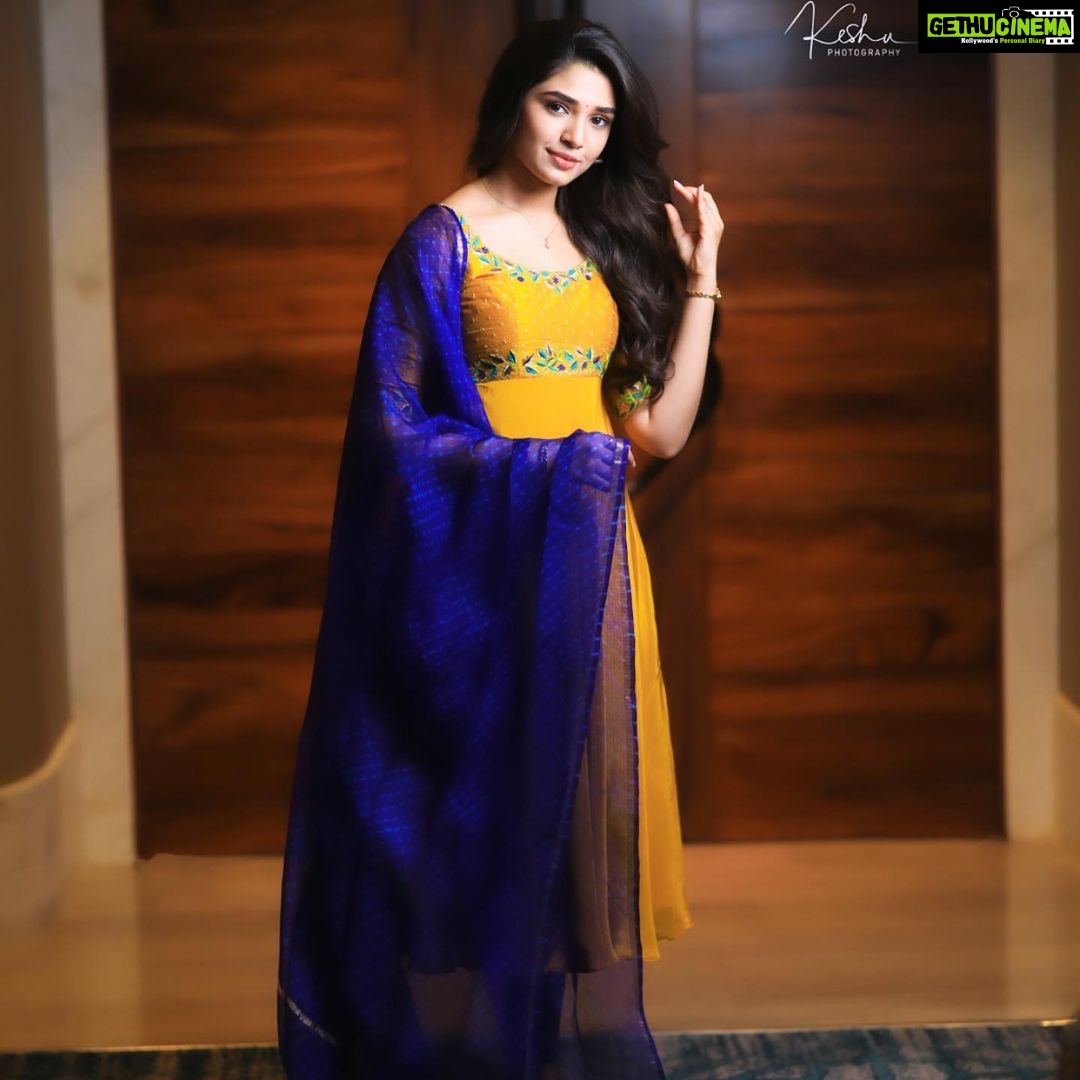 Krithi Shetty Instagram - 🧡 • • Styled by:~ @raji.raaga09 Wearing:~ @sleekchiccouture_official Makeup:~ @sminkupofficial Hair:~ @venkatesh6089 Picture credits:~ @they_call_me_keshu