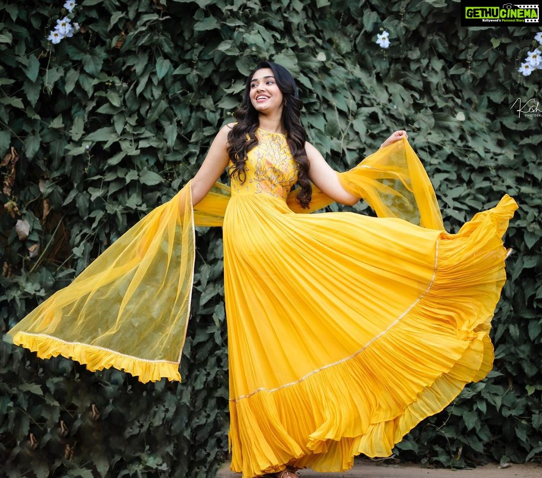 Krithi Shetty Instagram - Go with the flow 💛 • • Outfit - @nallamz Jewelry- @jewelpalaceofficial Styled by - @ashwin_ash1 & @hassankhan_3 Asst by - @vid_vidya Hair - @hairbyvenky Make up - @chaks_makeup Shot by - @they_call_me_keshu