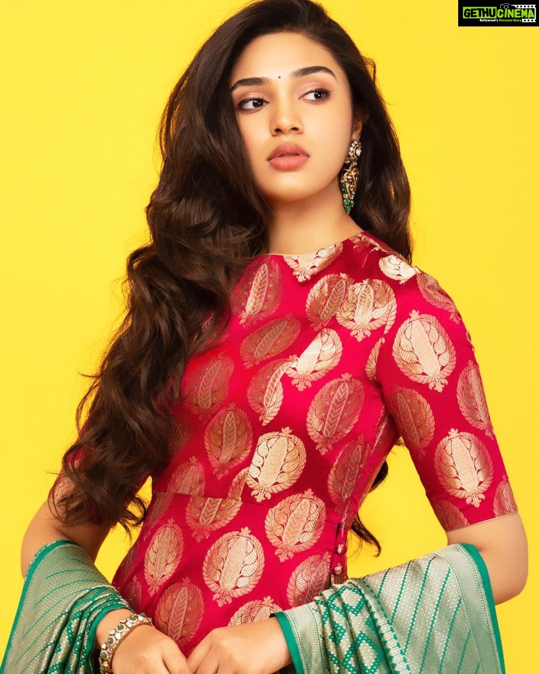 Krithi Shetty Instagram - Merry Christmas everyone 🎄❤️ • • Outfit- @raw_mango Earrings - @sankeerthi_jewels Styled by - @ashwin_ash1 & @hassankhan_3 Asst by - @vid_vidya Pics - @shareefnandyala Hair - @hairbyvenky Makeup - @chaks_makeup