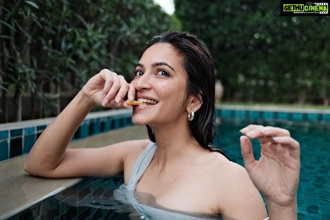 Kriti Kharbanda Instagram - Not without my 🍟 . . . #foodstagram #frenchfries #happiness #travel #kktravels #waterbaby